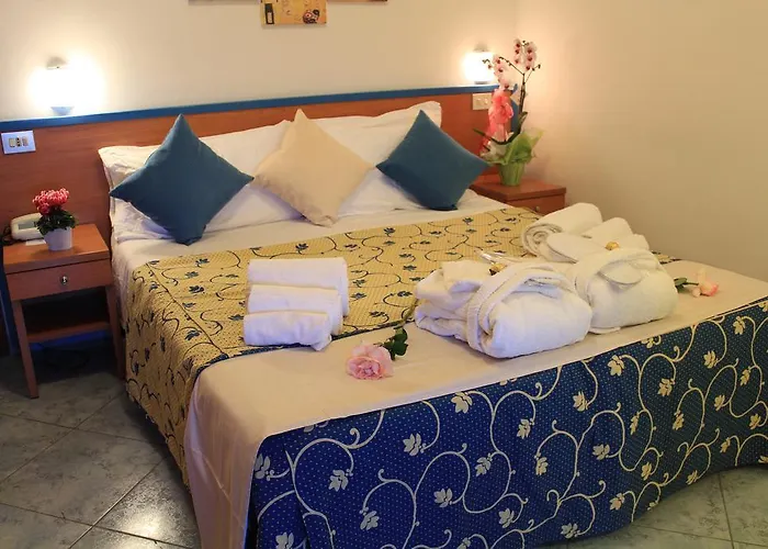 מלון Paradise 3*